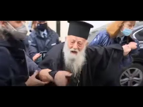 ΒΙΝΤΕΟ-ΣΕΙΣΜΟΣ! Η ΣΤΙΓΜΗ που ο (ηλικιωμένος) ιερέας φωνάζει στον Πάπα «είσαι αιρετικός» και απομακρύνεται βίαια…