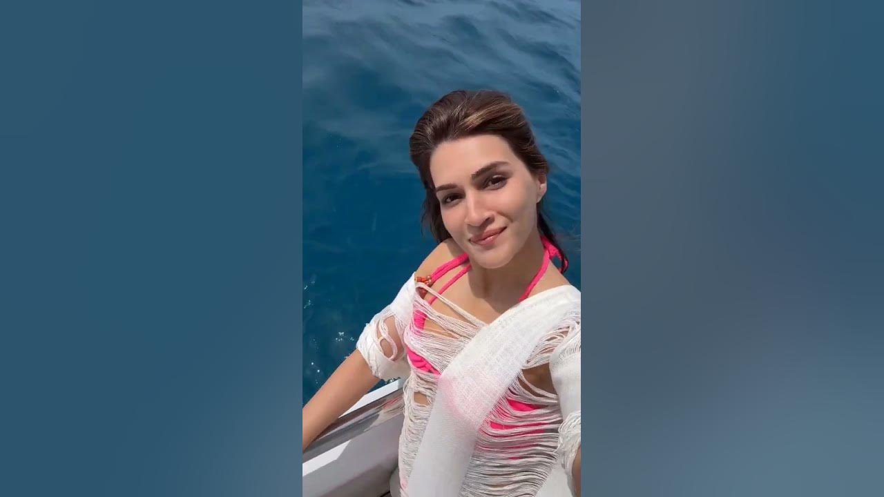 Param Sundari Kriti Sanon VIBING to Janhvi Kapoor's Pardesiya song from Param Sundari ✨ #shorts