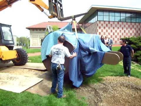 ICA and MFAST installing the Claes Oldenburg "Gian...