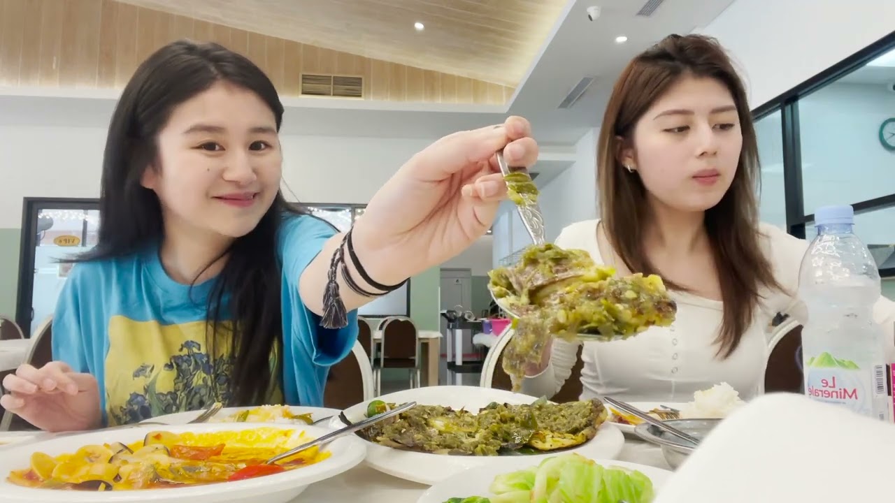 mukbang seafood berpiring" 