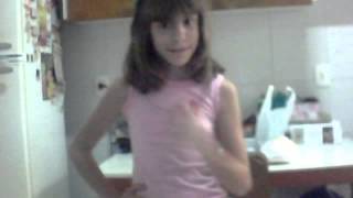 Laura Rodrigues dançando rap do cirilo