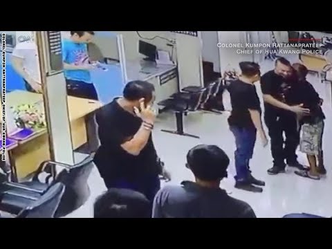 شاهد كيف منع هذا الشرطي رجلا من الانتحار بسكين