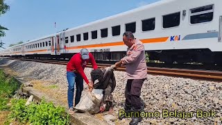 PEMUDA DEPRE$1 BERJALAN DIDEKAT REL KERETA API.DIKEJAR DIBERSIHKAN PAK PURNOMO MESKIPUN KUALAHAN