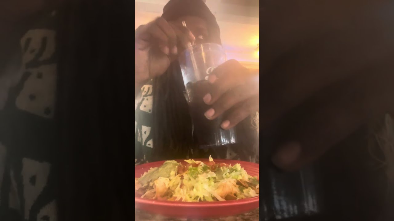 “Tyreedaplug” ṣabẹwo si oriṣiriṣi ile ounjẹ Mexico ati gbiyanju obe gbigbona to gbona julọ…………………. 