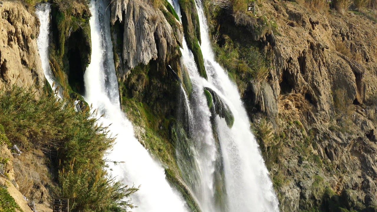 Водопад, горы, трава/Waterfall/ Качество HD 1920x1080