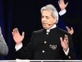 Benny Hinn sings "Let Your Glory Fill This House"