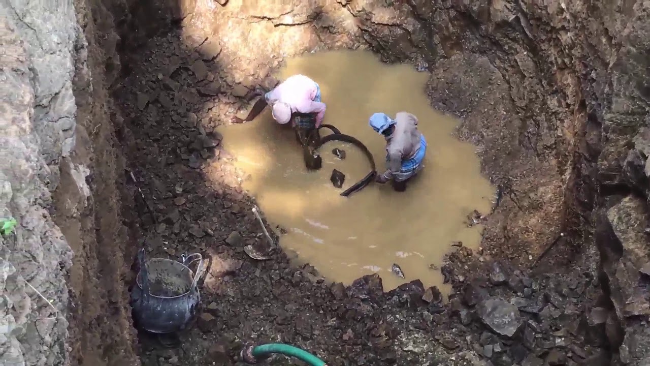 HAND DIGGING A WELL IN INDIA, TAMIL NADU - YouTube