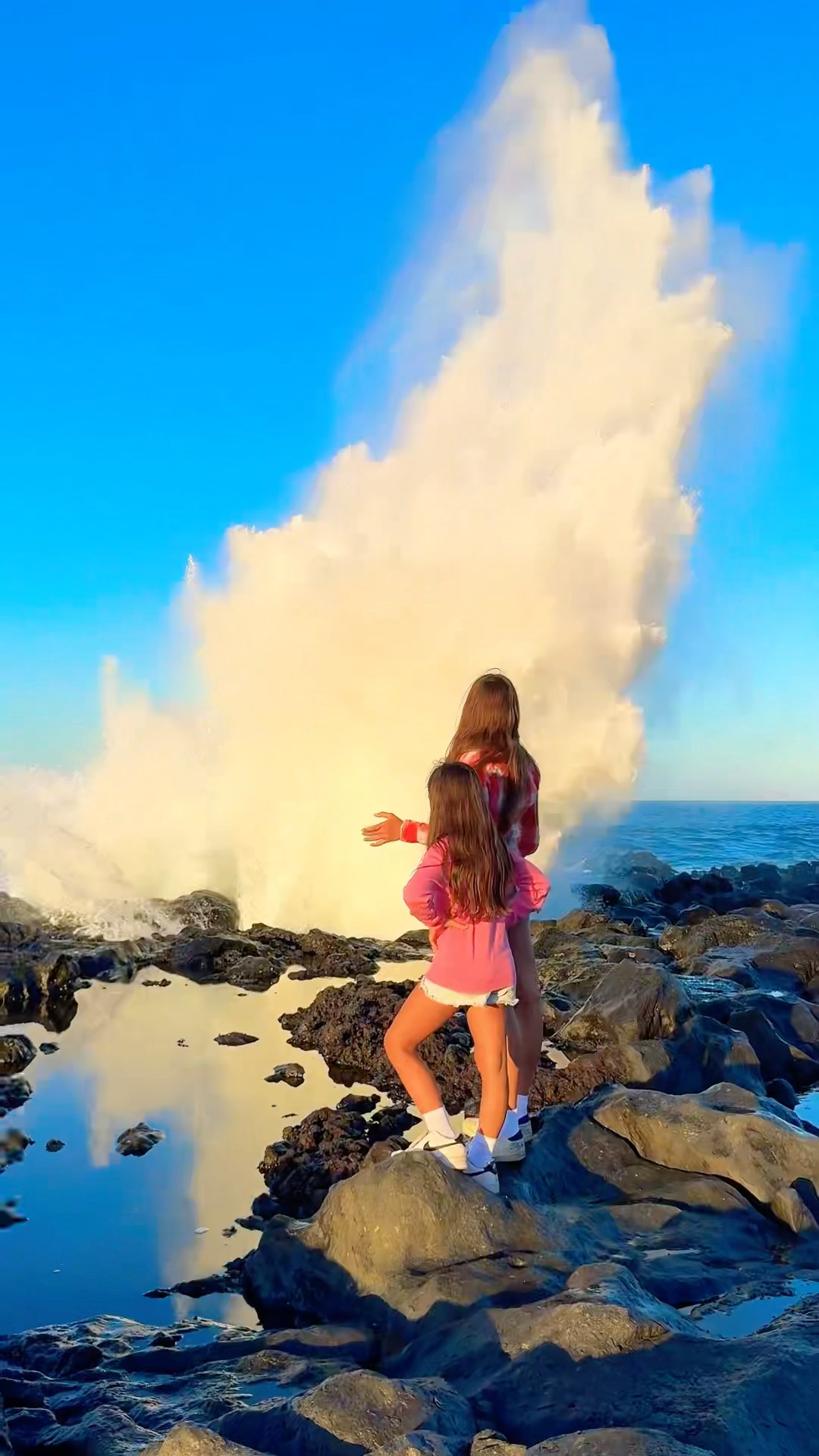 Wait, who caught the wave? ???? #seawaves