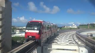 ゆいレール1000形(京急ラッピング)　赤嶺駅発車