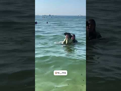 احلام عموري ورينا يقلبوها في البحر احلام عموري