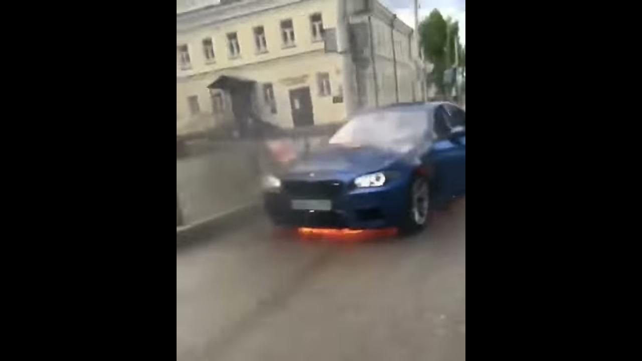 Горящая БМВ е46