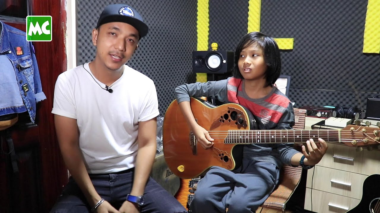 ဂစ်တာတီး ပါရမီရှင်လေး လင်းသန့် နဲ့ တွေ့ဆုံခဲ့တဲ့ ဟဲလေး