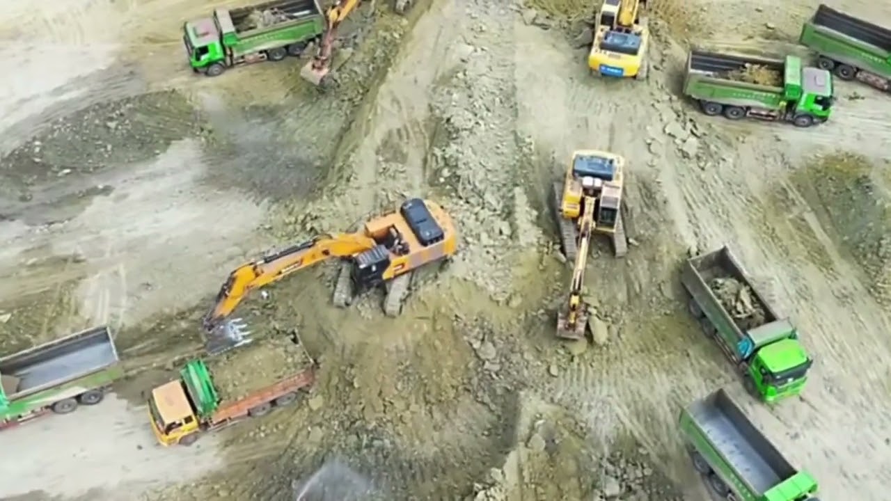 HAPPY NEW YEAR 2026 TEMPLE EXCAVATOR EXCAVATE THE ROCKY SOIL MINING TRACTOR AND MINING EQUIPMENT