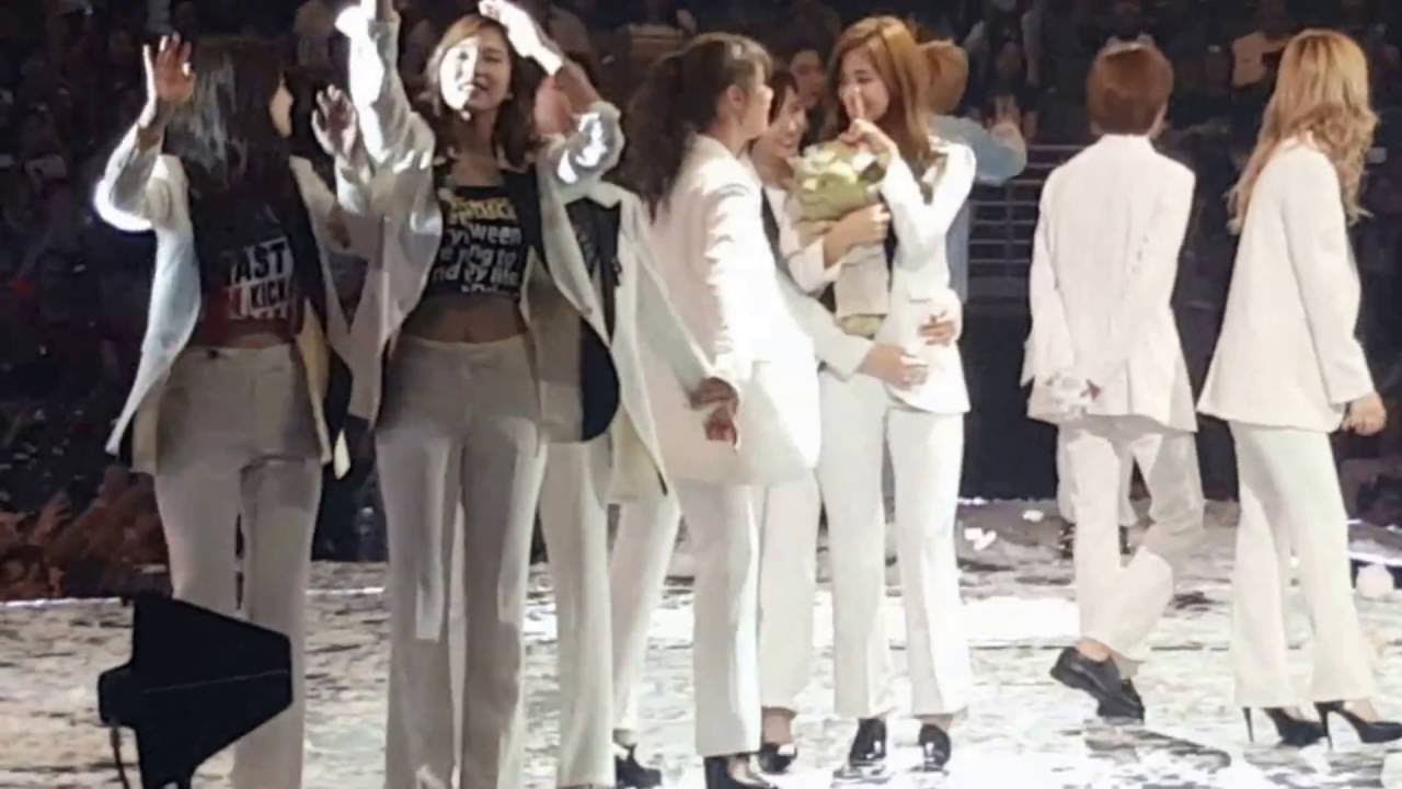 Tzuyu loves her Yoda plush - KCON LA 2016 Ending 160731 Twice