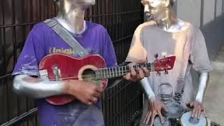 Download Lagu manusia silver ngamen suaranya merdu banget .... MP3