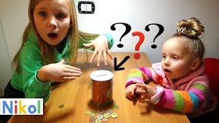 VLOG Разбиваем ПОЛНУЮ копилку и Николь покупает Игрушки! Splitting  piggy bank and Nicole buys toys!(Алиса и Николь несколько месяцев собирали в копилку денежки которые им давал дедушка , Сейчас копилка полна..., 2016-02-28T12:00:01.000Z)