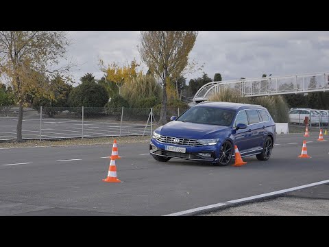 Volkswagen Passat Variant 2019 - Maniobra de esquiva (moose test) y eslalon | km77.com