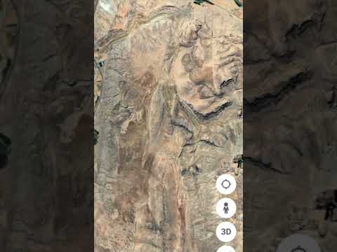 صورة أمير فارسي على رأسه عمامة عليها ريشة و ماسة و معه زوجته و ابنه و طيور في إيران أخذت عبر غوغل