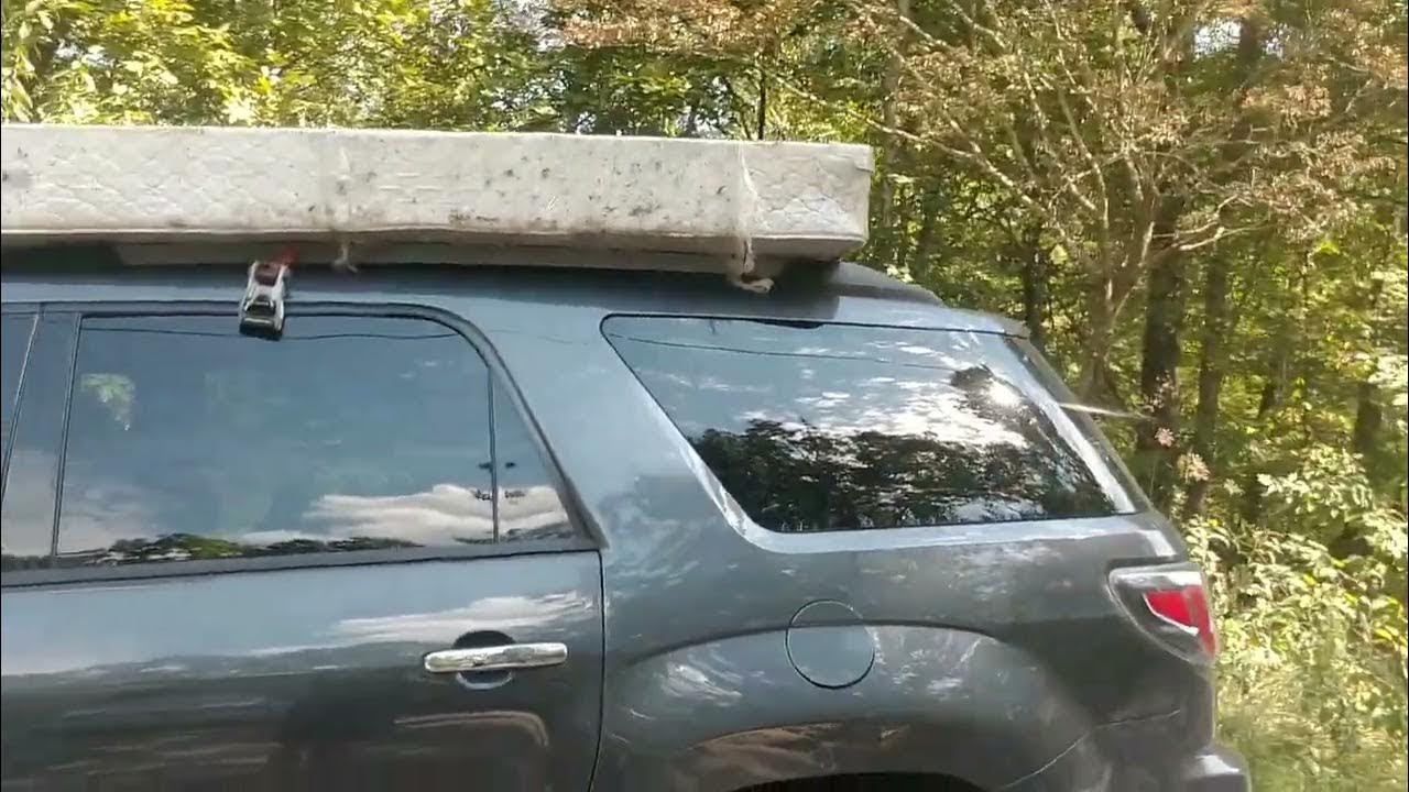 Tying a mattress to a roof rack - YouTube