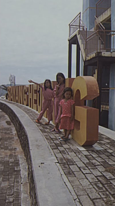 Download lagu lagi d pantai sayang Heulang seru. bt tapi sayang adikaku yang kecil kena ombak