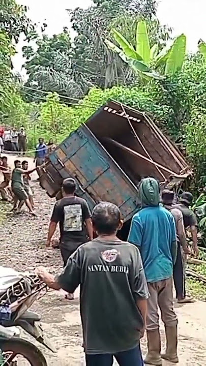 Mobil hampir masuk ke jurang didesaku!!. #shorts #shortvideo #perjalanan #desa  #fypシ