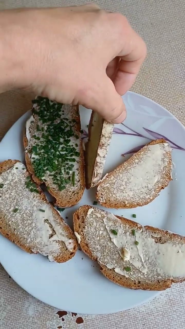 Wie man schnell und leicht ein Schnittlauchbrot zubereitet - YouTube