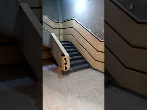 درج جندولا مع حوائط سلفا خضرا ديكور رخام وجرانيت
