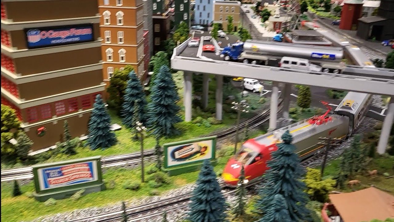 High Speed on curve Lionel Santa Fe Acela at Corner Field Model