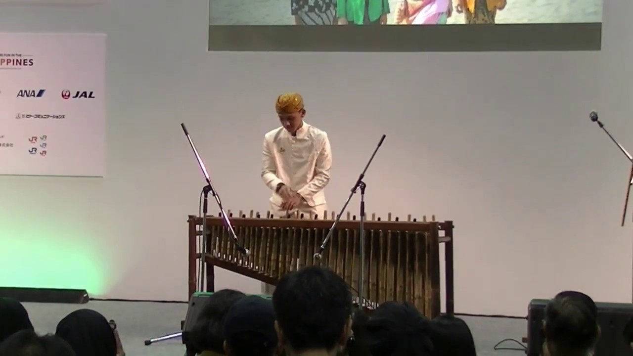 アンクルン（インドネシア 竹製楽器）演奏：Indonesian Angklung - YouTube