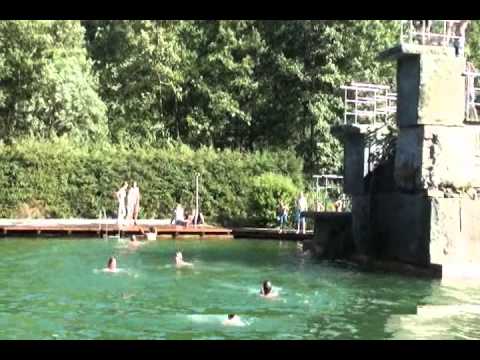 Turmspringen im Freibad