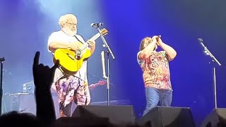 Tenacious D perform Sunshine of Your Love by Cream