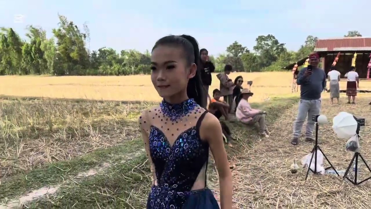 พี่ไอซ์สอนน้องธิดาลาวเต้นในเพลงถ่ายเอ็มวี