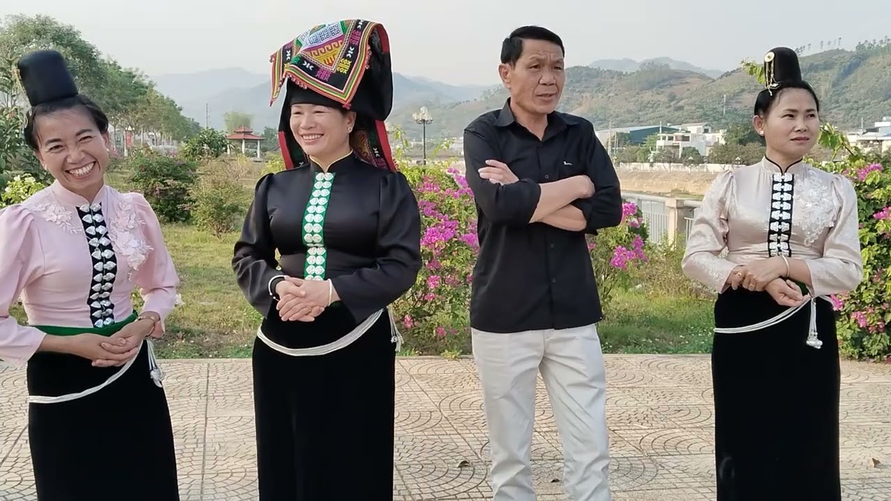 Hóa Lá-Hồng Hoa &Quàng Khọi đang nói xấu Lò Diêm thì bị Lò Diêm bắt tại trận.mời pi nong tỏn le nơ