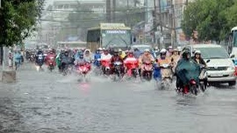 Mưa lớn tại Hà Nội: “Điệp khúc” mưa ngập, tắc đường