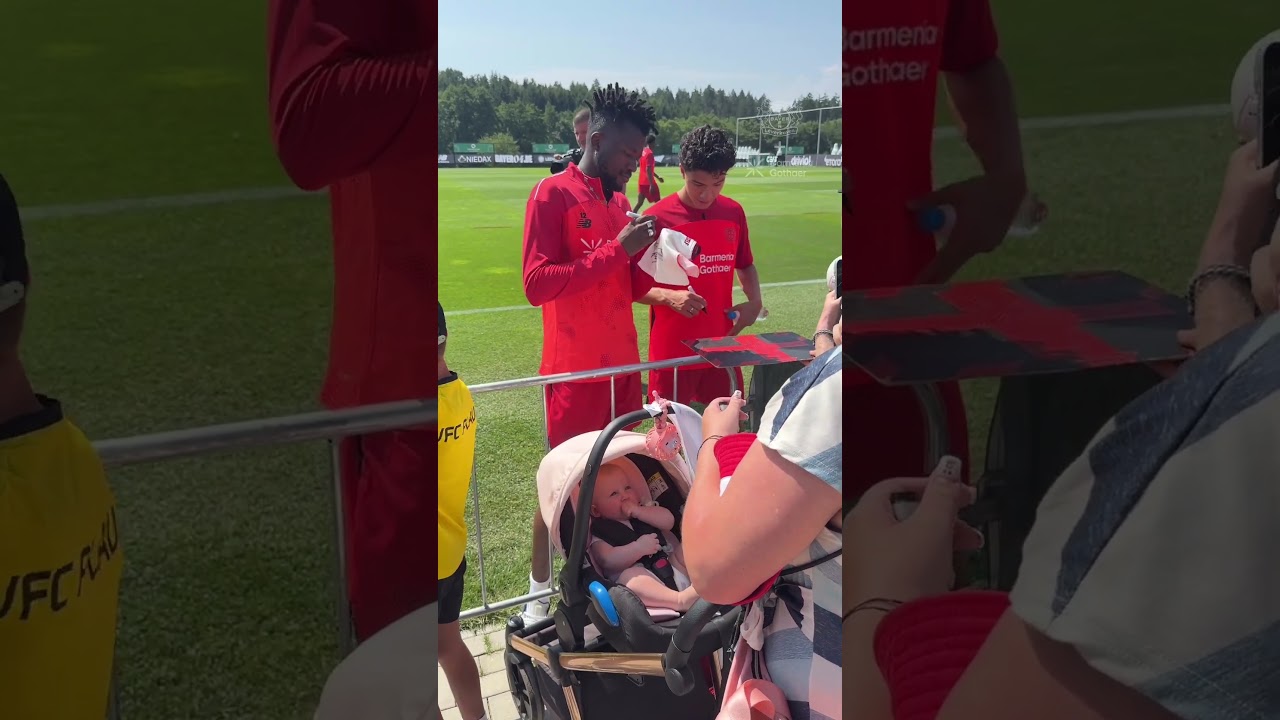Eddy meeting our youngest fan! 🥹🖤❤️