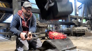 Forging iron bloom using water-powered hammers. Kucie żelaza dymarkowego na młotach wodnych.