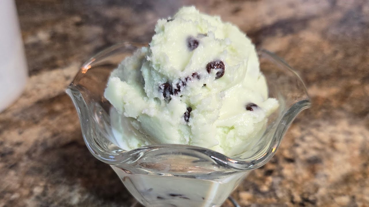 Homemade mint chocolate chip icecream NO CREAM NEEDED 😋 