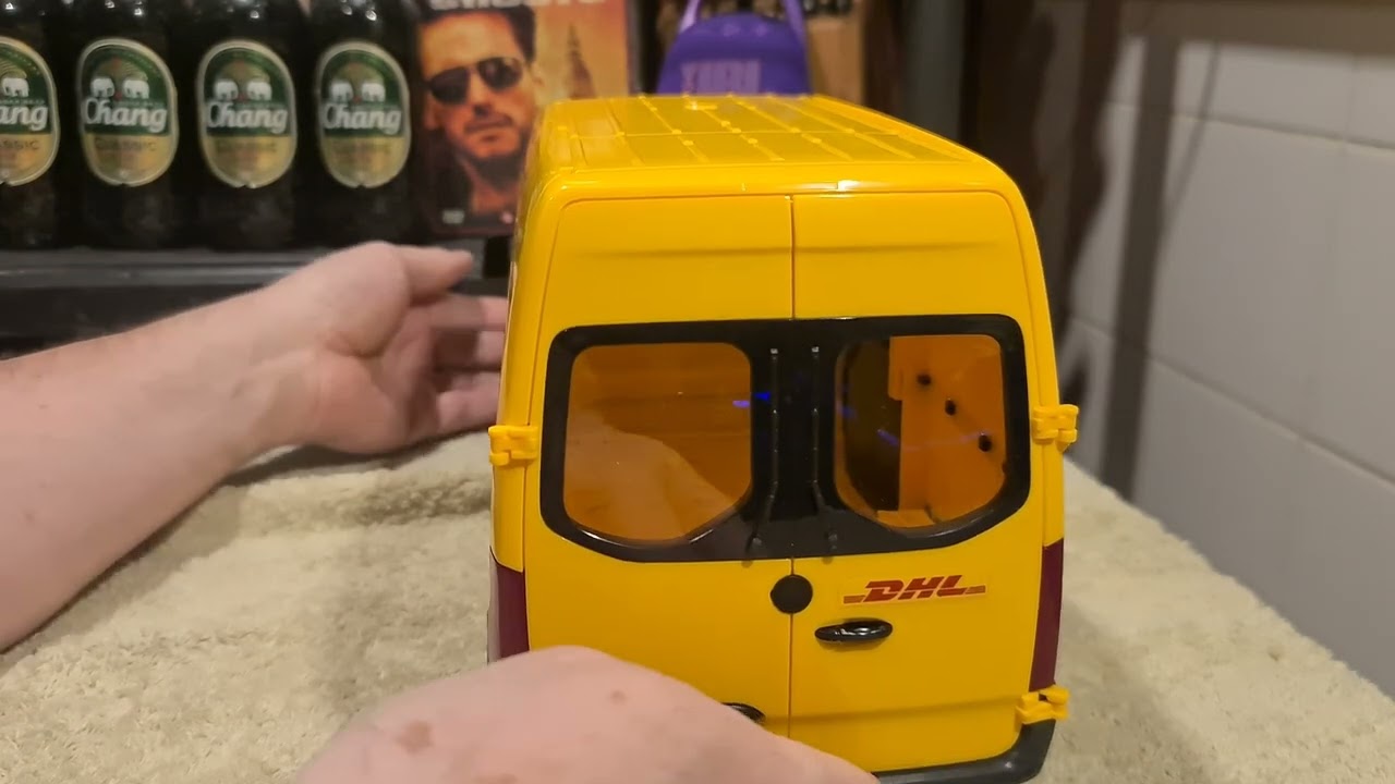 Bruder 1:16, Mercedes Sprinter bus. Gebruikt door o.a DHL Duitsland. Vrijdag 20-12-2024
