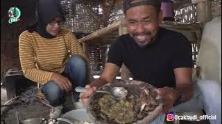 MOTHER WAS SO HAPPY TO BE VISITED BY CAK BUDI THAT HE WAS ENTERTAINED WITH A SIMPLE MEAL.