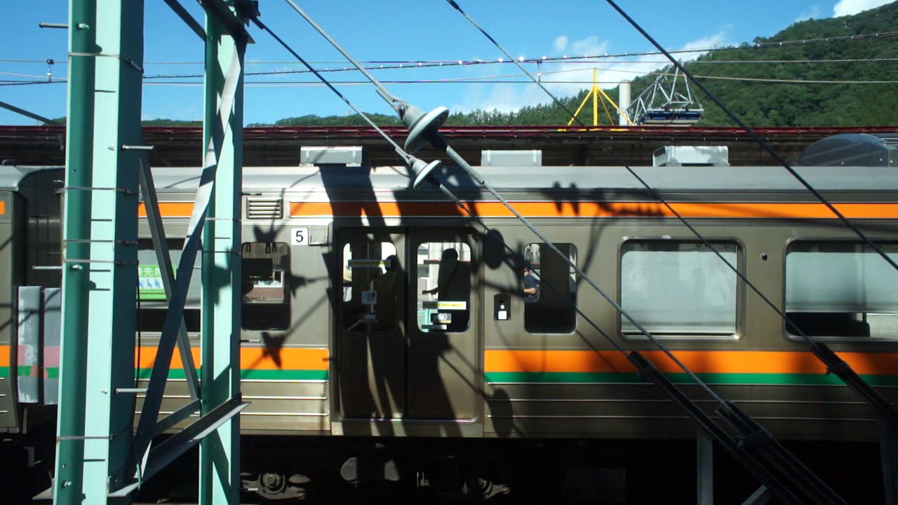 水上ダッシュとして隣に到着した列車の乗客が一気に降りて足早にこっちに向かってくる水上駅に到着した上越線下り211系 Youtube