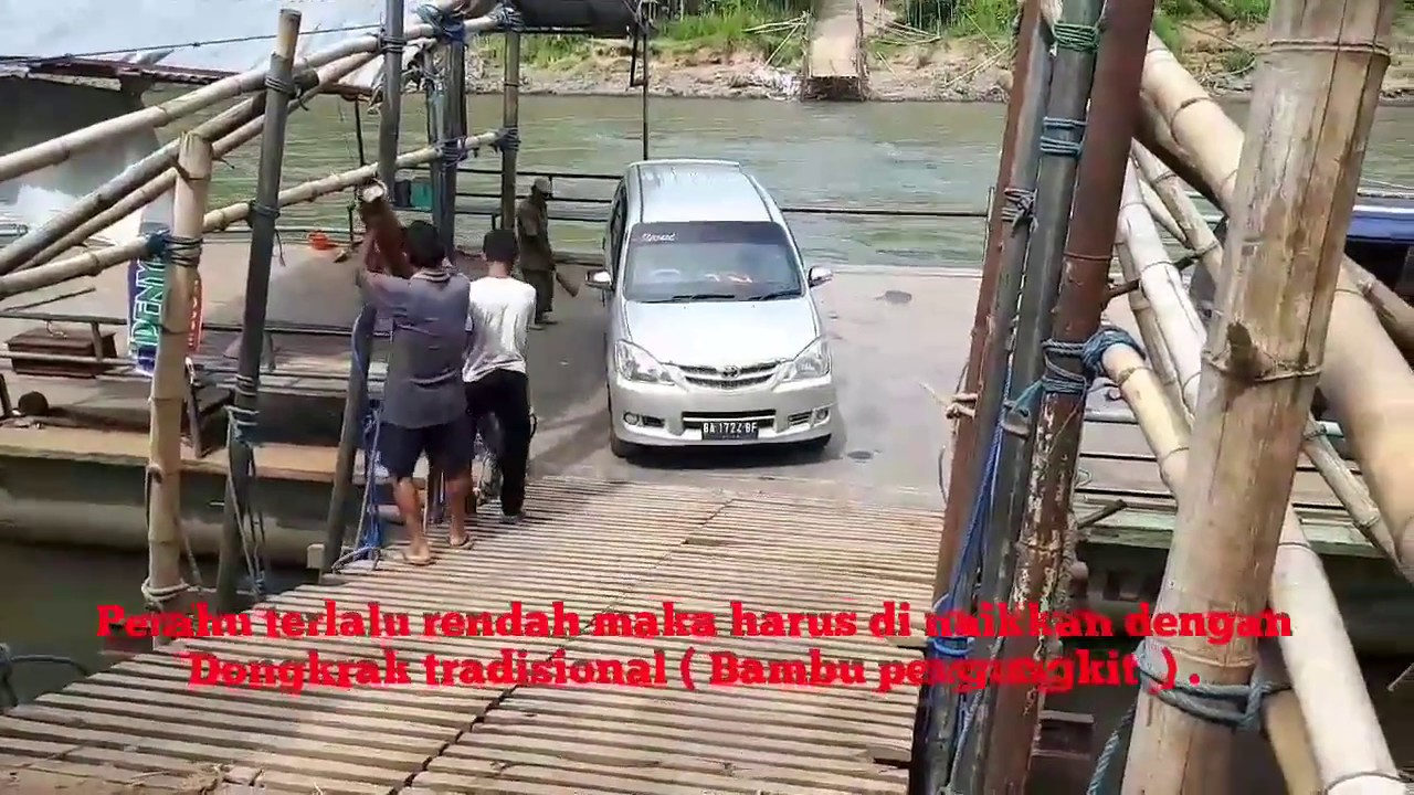 PENYEBERANGAN SUNGAI BRANTAS MAMPU ANGKUT 7 MOBIL PENYEBERANGAN SUNGAI BRANTAS MAMPU ANGKUT 7 MOBIL