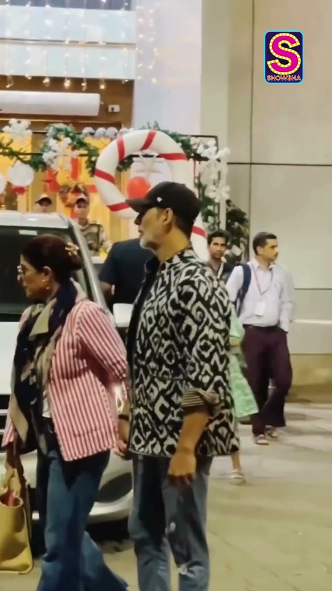 Twinkle Khanna And Akshay Kumar Spotted Hand In Hand In The City! | Bollywood | N18S | #viral
