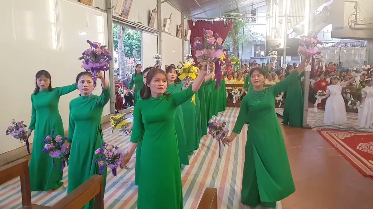 Giáo xứ La Phù đồng tiến dâng hoa kính Đức Mẹ 5/2025