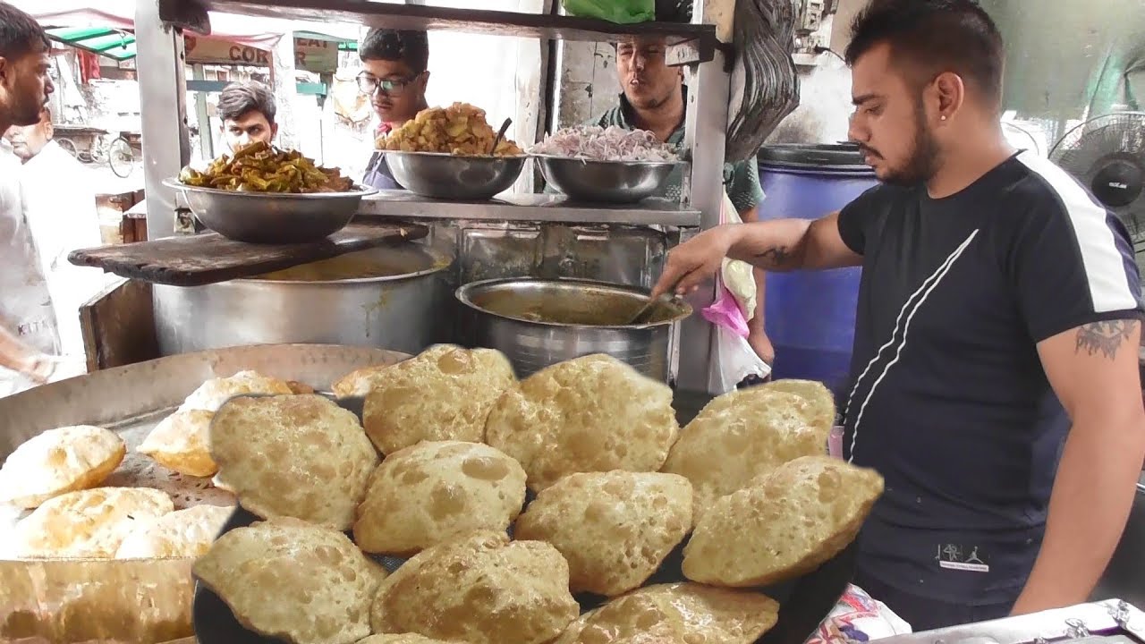 The Young Man Manages Everything - 2 Big Puri @ 20 rs - Street Food Punjab | Indian Food Loves You