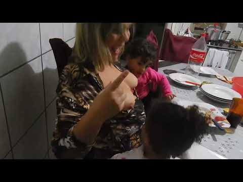 Danda mama para a filha e a sobrinha