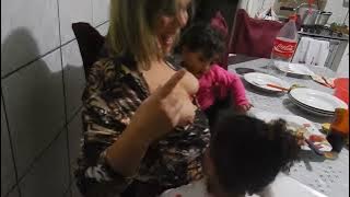 Danda mama para a filha e a sobrinha