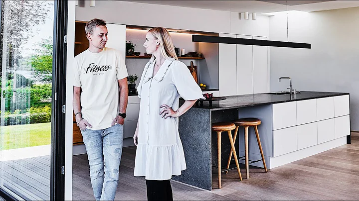 Et stort og lyst kjøkken med en kjempestor kjøkkenøy