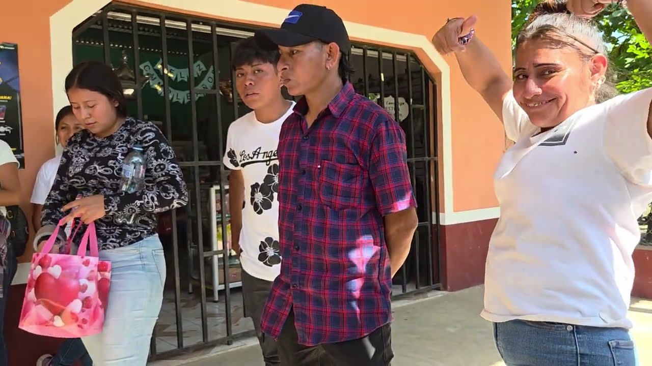 Chentia no quwria recibir pero cuando vio que era dinero asta un besó le dio a don gudi😝