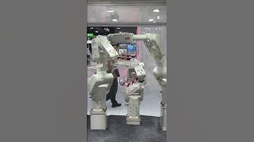 3968: Cutting-edge control: ABB robots impress with wine shaking demonstration at CIIE