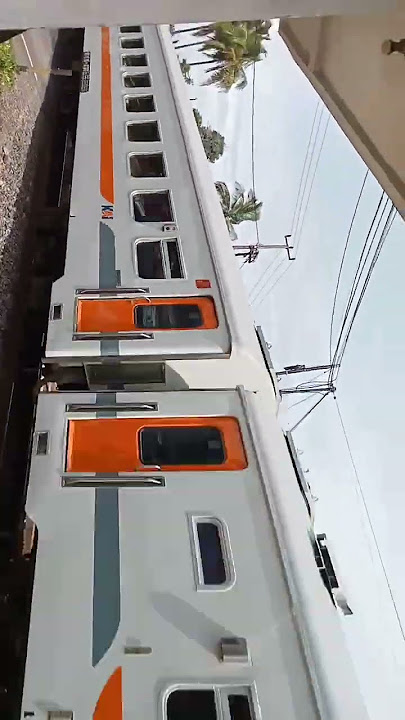 kita kesini ke jpl 371 kitana lihat kereta lewat dan kereta kai cc203